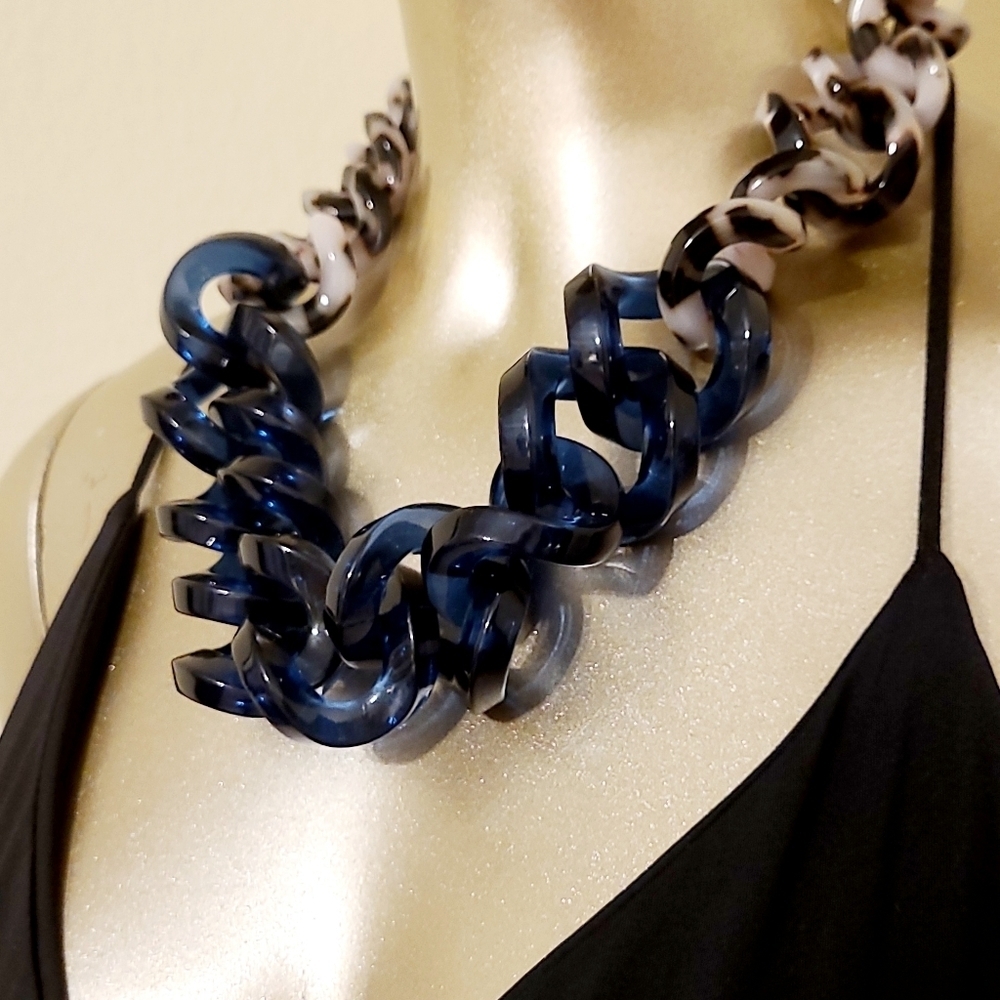 VINTAGE HUGE HENRI BENDEL BLUE LUCITE CHUNKY LINK NECKLACE - Picture 11 of 13